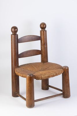 TRAVAIL FRANÇAIS Chaise basse aux pieds en forme de quille à…