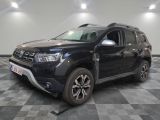 une photo d'une dacia noire garée sur un sol en damier