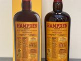 deux bouteilles de rhum posées devant une boîte sur une table