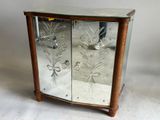 une armoire à glace avec une porte en miroir