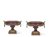 paire d'urnes en bronze et en marbre sur socles, munies d'anses