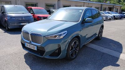 Le nouveau SUV BMW X2 est garé sur un parking.