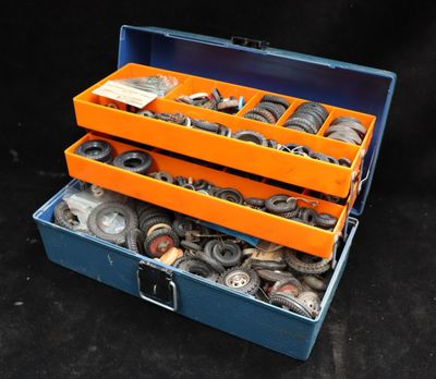 une boîte à outils orange et bleue remplie de pièces métalliques diverses