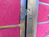 un gros plan d'une porte en bois munie d'un loquet