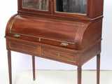 un petit bureau surmonté d'un miroir