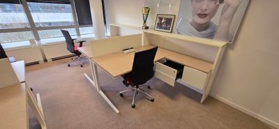 UN ENSEMBLE COMPRENANT : 6 BUREAUX D'ANGLE AVEC RETOUR ET PA…