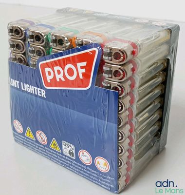 une boîte de piles posée sur une table