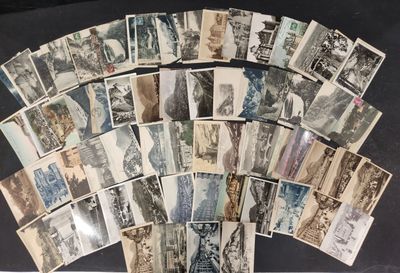 de nombreuses cartes postales anciennes exposées sur une table
