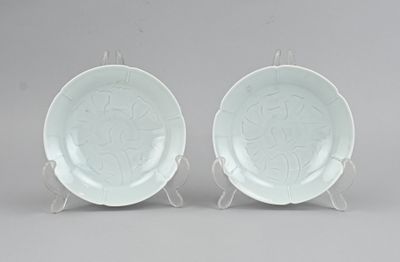 paire de plats en porcelaine blanche de Chine sur socle