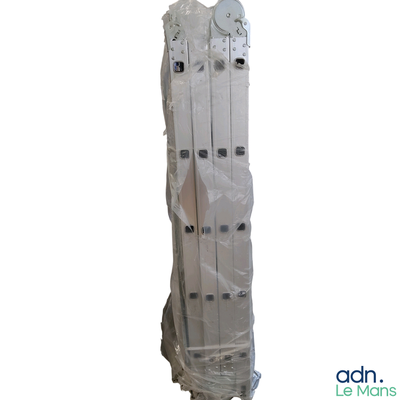 une haute tour faite de sacs en plastique sur fond blanc