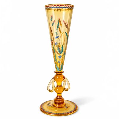 vase en verre jaune avec un motif floral sur la base, sur fond blanc