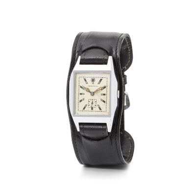 une photo d'une montre-bracelet avec un bracelet en cuir noir