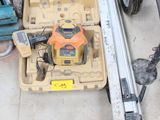 une boîte à outils posée par terre à côté d'une machine