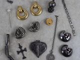 beaucoup de bijoux posés à même le sol