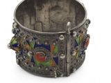 une photo d'un bracelet en argent orné de pierres multicolores
