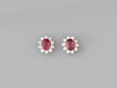 une paire de boucles d'oreilles en rubis et diamants