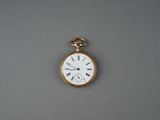 une montre de poche en or avec des chiffres romains sur le cadran