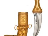 un couteau en or et en argent et une botte en or sur fond blanc