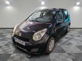 la photo d'une petite voiture noire garée dans un garage
