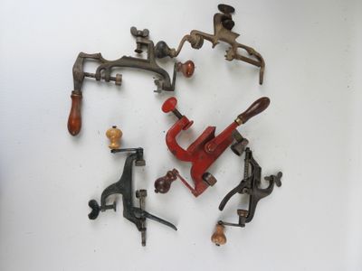 tout un tas d'outils de plomberie de toutes sortes accrochés au mur