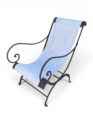 l'image d'une chaise posée sur une surface blanche