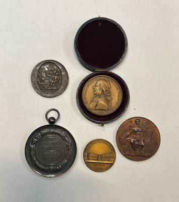 Un lot de médailles et monnaies commémoratives : - Charles-M…