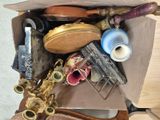 un sac en papier brun rempli d'objets divers, posé par terre