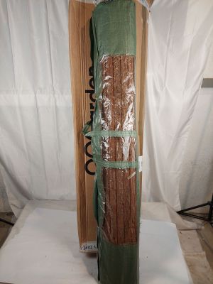 un snowboard emballé dans du plastique et posé sur une table