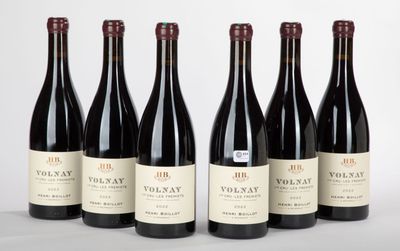 six bouteilles de vin rouge sont alignées sur une table