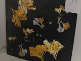 une photo d'une œuvre d'art accrochée au mur