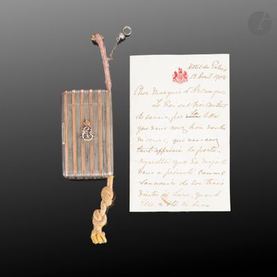 un gros plan sur une feuille de papier posée sur une table, à côté d'un stylo