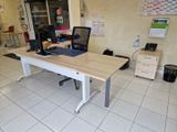 un bureau sur lequel se trouvent deux ordinateurs, dans une pièce