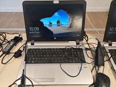 trois ordinateurs portables posés sur une table