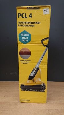 un carton d'aspirateur posé sur une table en bois