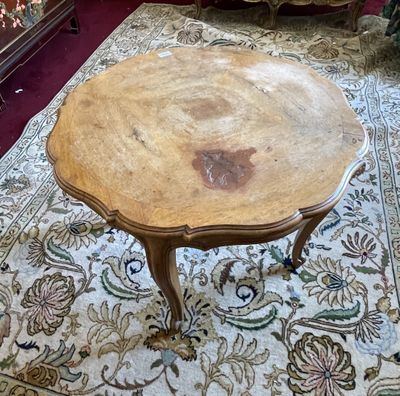 une table posée sur un tapis dans une pièce