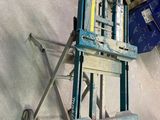 un chariot posé par terre à côté d'une poubelle
