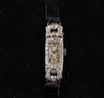 un gros plan d'une montre exposée sur une surface noire