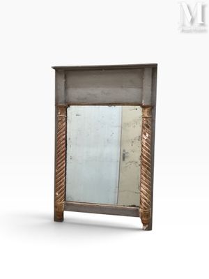 un miroir posé sur une table