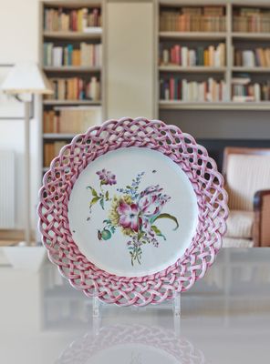 a plate that is sitting on a table in front of a bookshelf