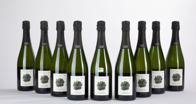 six bouteilles de vin sont alignées sur une table