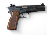 un gros plan d'un pistolet sur une surface blanche avec un fond blanc