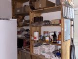 un réfrigérateur dans un coin d'une pièce en cours de rénovation