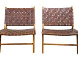 une paire de fauteuils en cuir marron, ornés chacun de lanières tressées