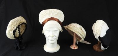 trois chapeaux sont alignés sur une tête de mannequin