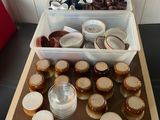 une table sur laquelle sont disposés de nombreux cupcakes