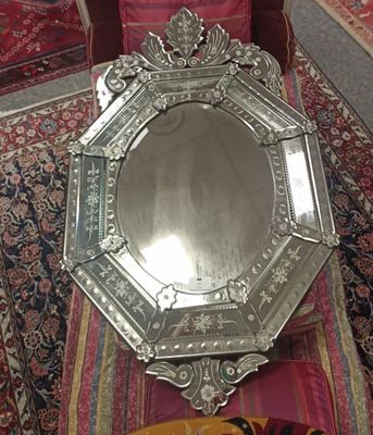 MIROIR dit pareclose et fronton de forme octogonale en verre…