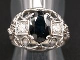 un gros plan d'une bague sertie d'un diamant noir