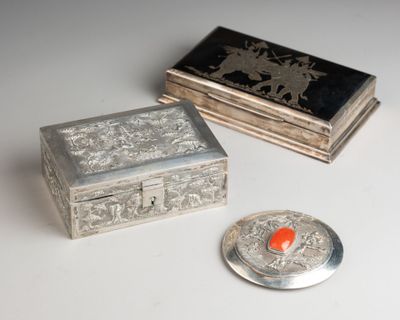deux boîtes en argent posées l'une à côté de l'autre sur une table