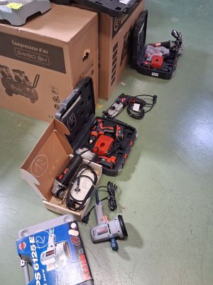 de nombreux outils posés par terre à côté d'une boîte