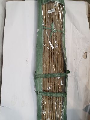 un sac de bâtonnets emballé dans du plastique posé sur une table